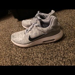 Men’s Nike AirMax (9.5)